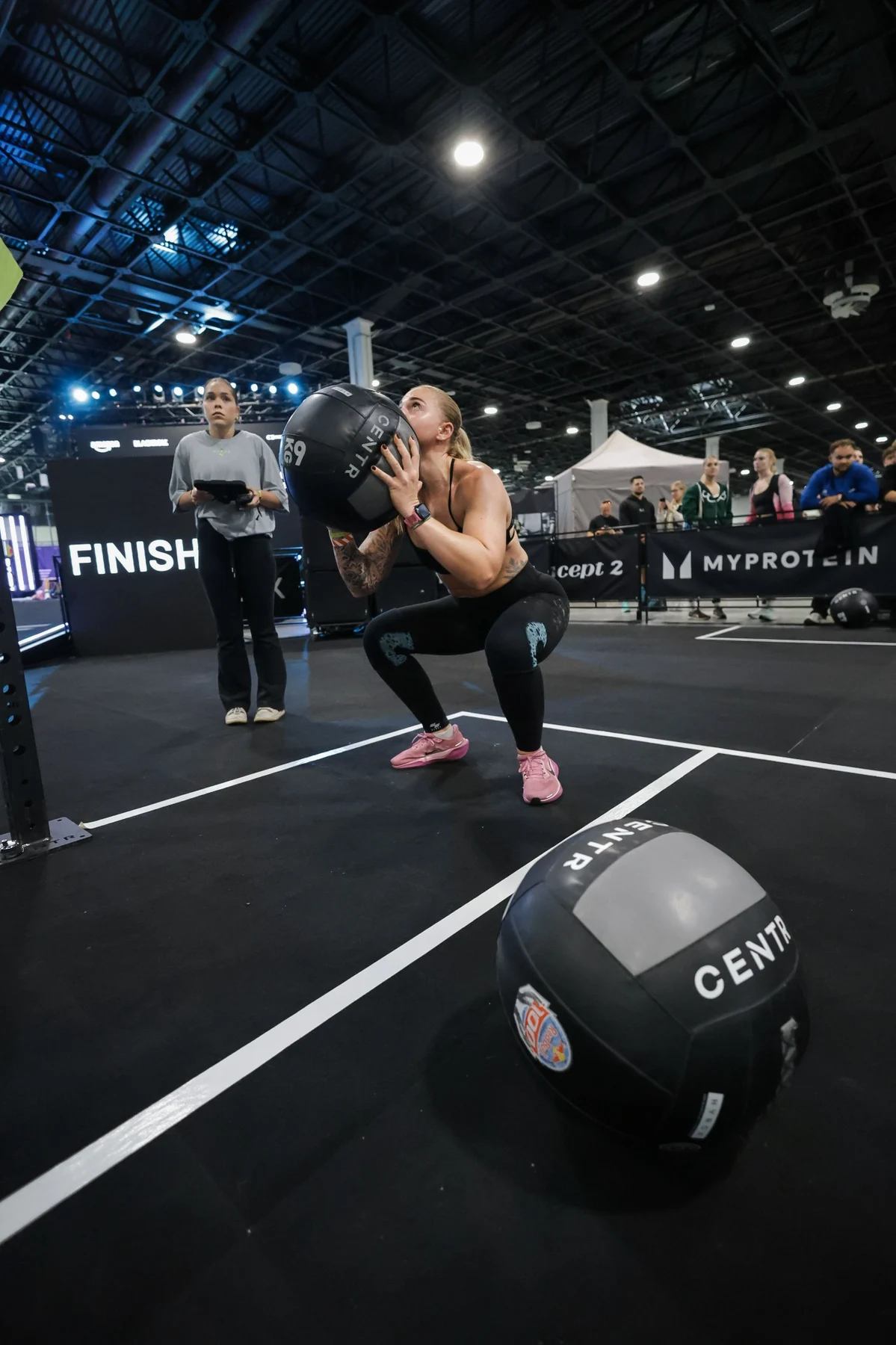 Laura HYROX-versenyen, wall ball feladat közben